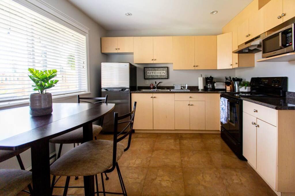 Beautiful & Cozy 1 Bedroom 1 Bath In The Westshore Victoria Kültér fotó